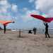 Sono quasi pronti per entrare in acqua. Prima per  necessario riscaldarsi sollevando il wing con le mani, anche per calibrare la forza del vento
